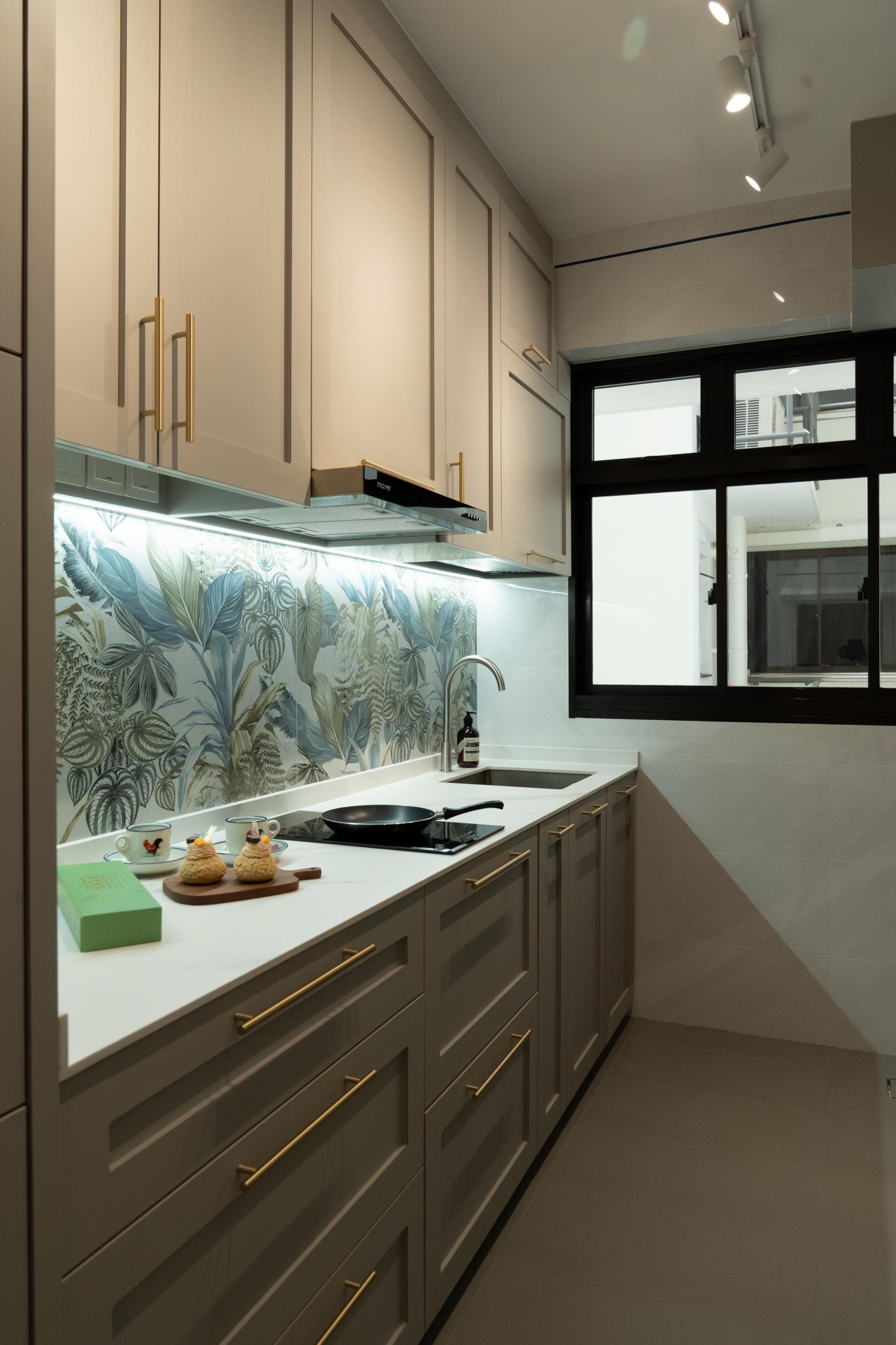 Contemporary Kitchen with Vinyl Flooring and Homogeneous Tiles