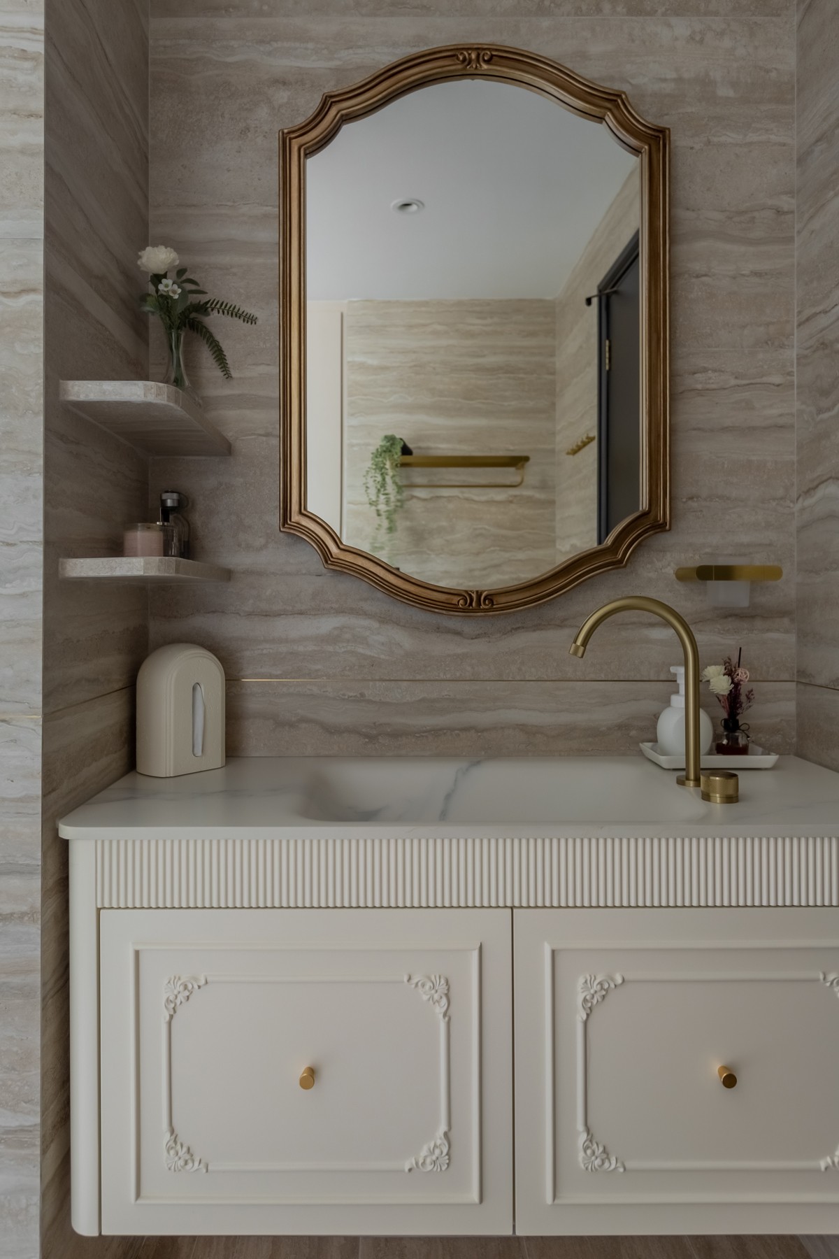 Contemporary Bathroom with Homogeneous Tiles and Mirror