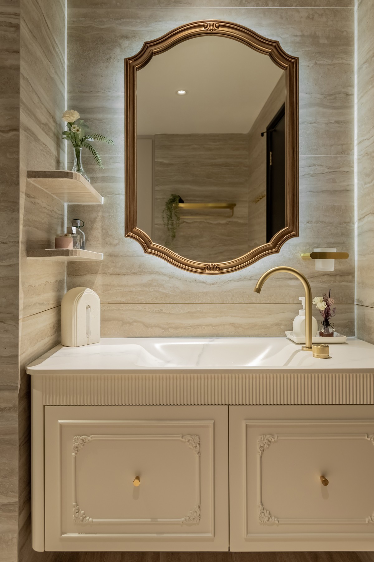 Contemporary Bathroom with Mirror and Bathroom Storage