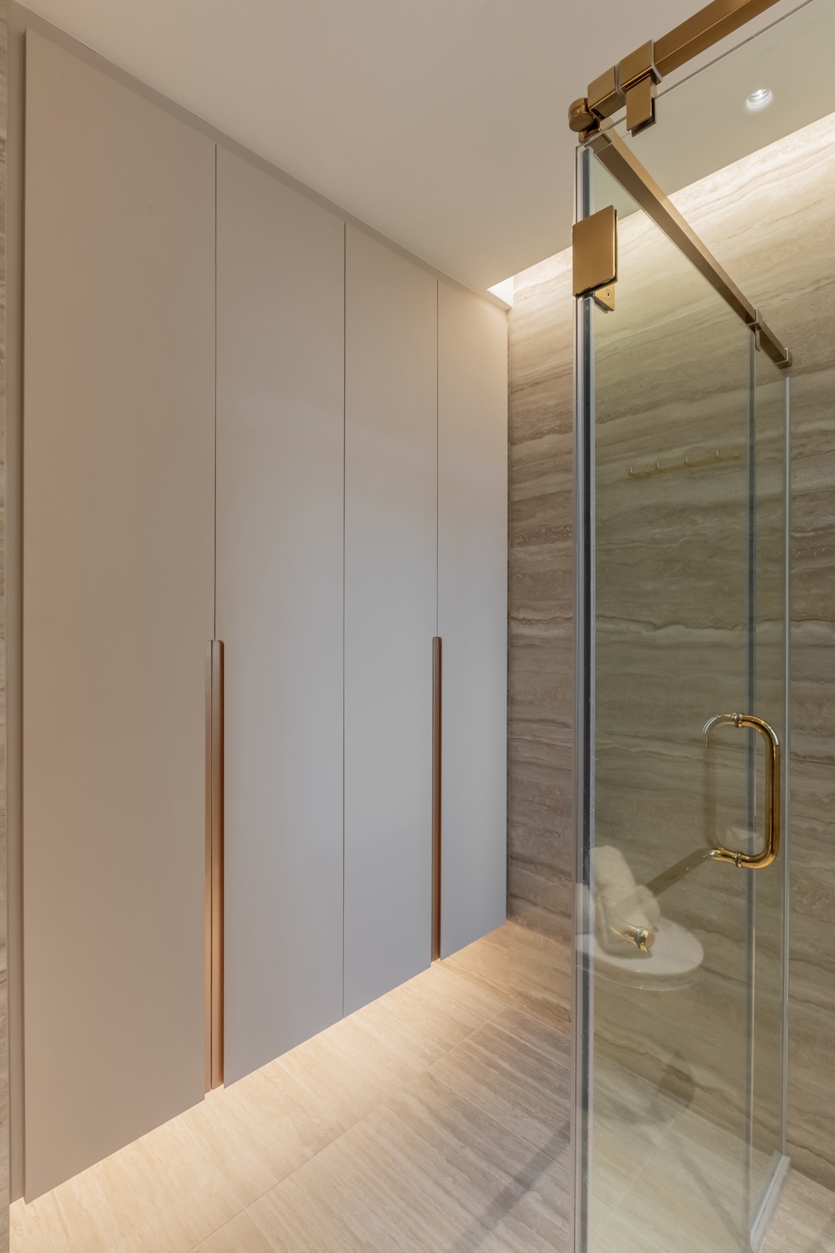 Contemporary Bathroom with Homogeneous Tiles and Shower Screen
