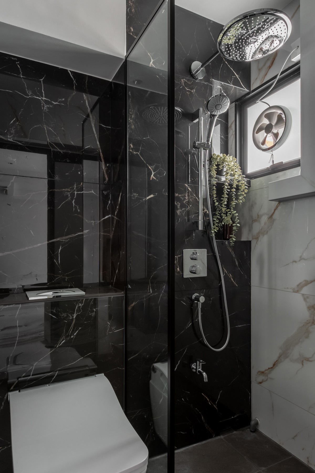 Contemporary Bathroom with Homogeneous Tiles and Shower Screen