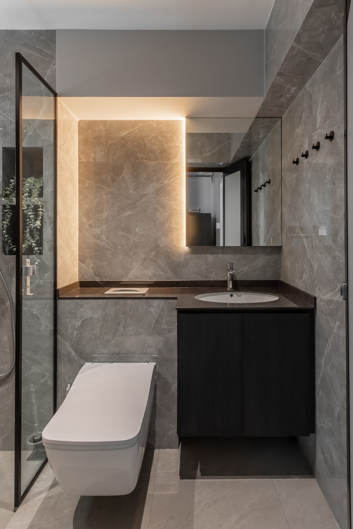 Contemporary Bathroom with Countertop and Homogeneous Tiles