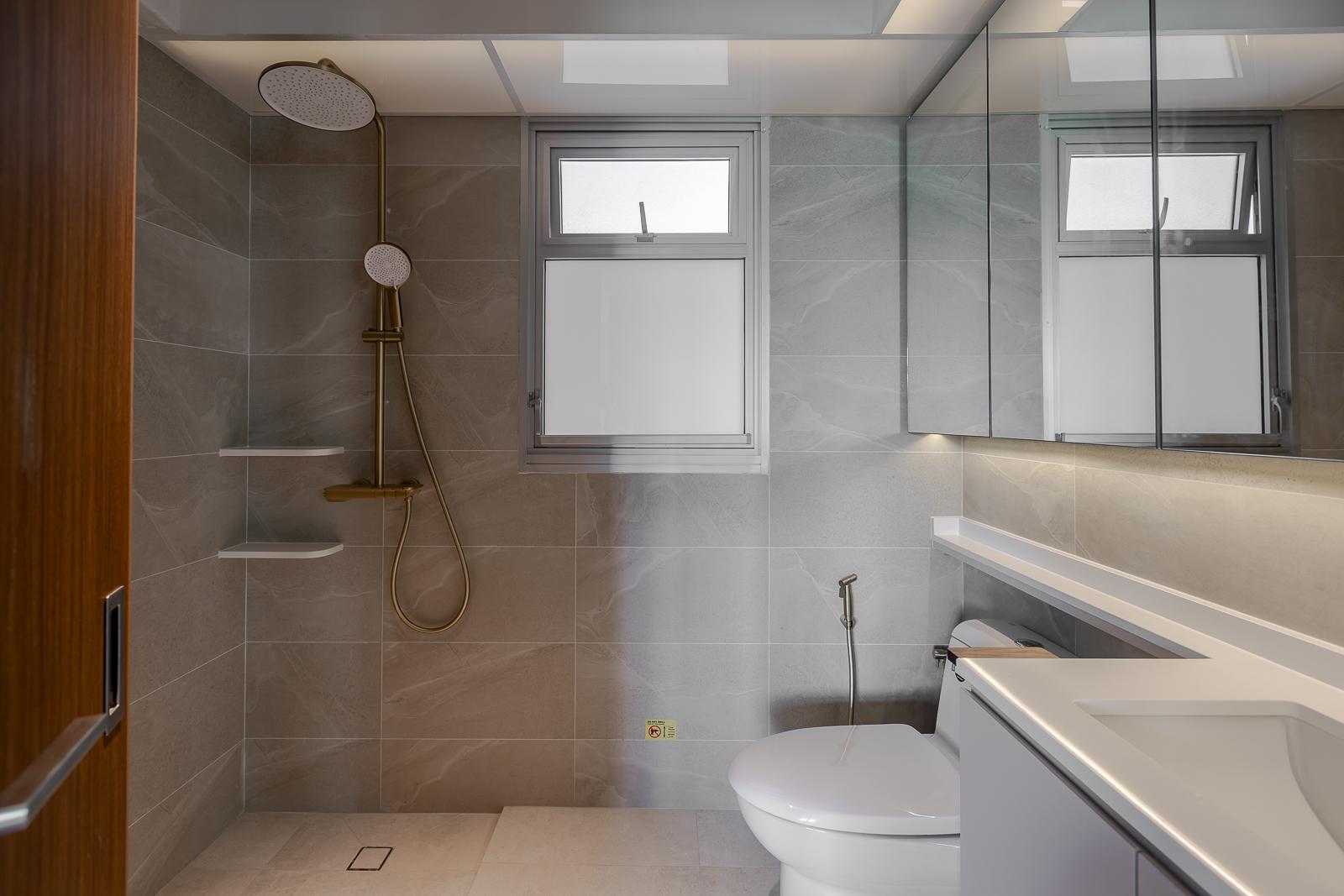 Modern Bathroom with Countertop and Homogeneous Tiles