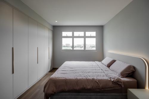 Modern Bedroom at 660B Tampines St 64