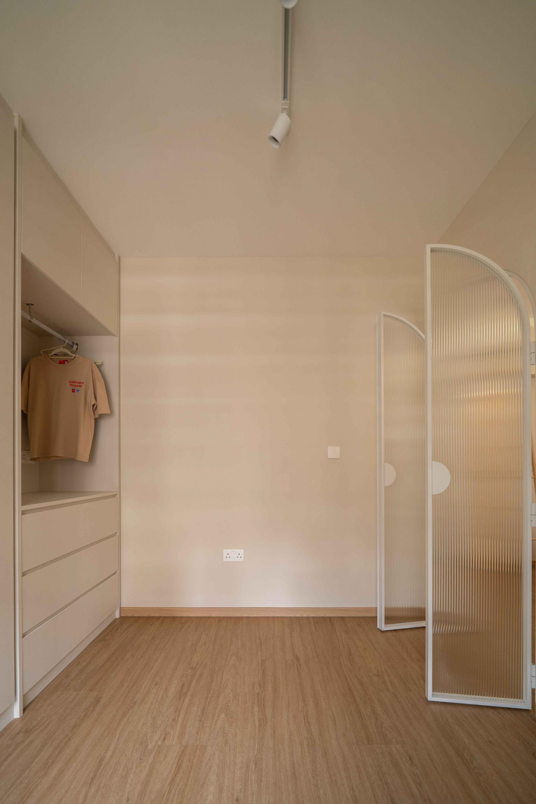 Minimalist Walk-in Wardrobe with Glass Door and Wardrobe