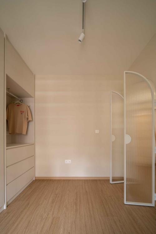 Minimalist Walk-in Wardrobe at Plantation Grove