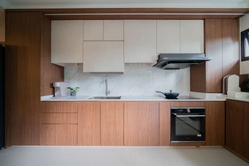 Modern Kitchen at Ang Mo Kio Street 52