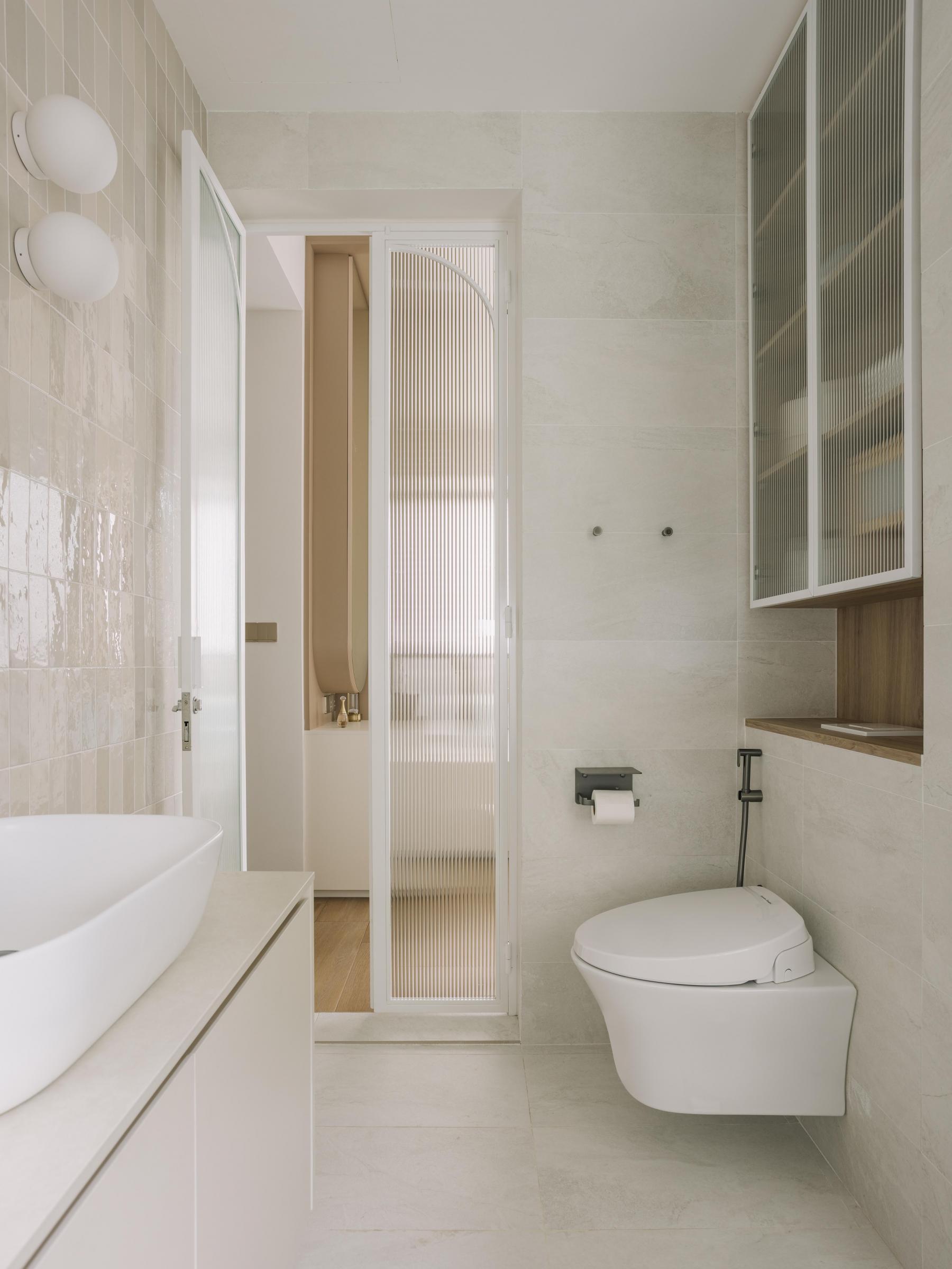 Scandinavian Bathroom with Homogeneous Tiles and Glass Door