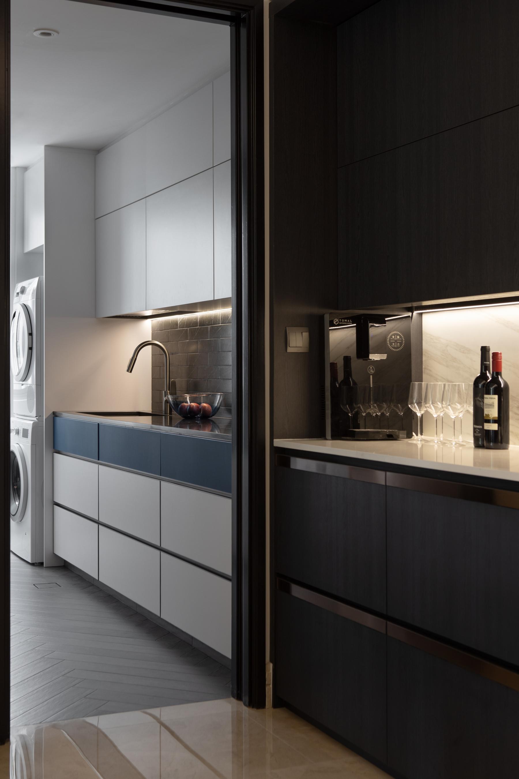 Modern Kitchen with Countertop and Homogeneous Tiles