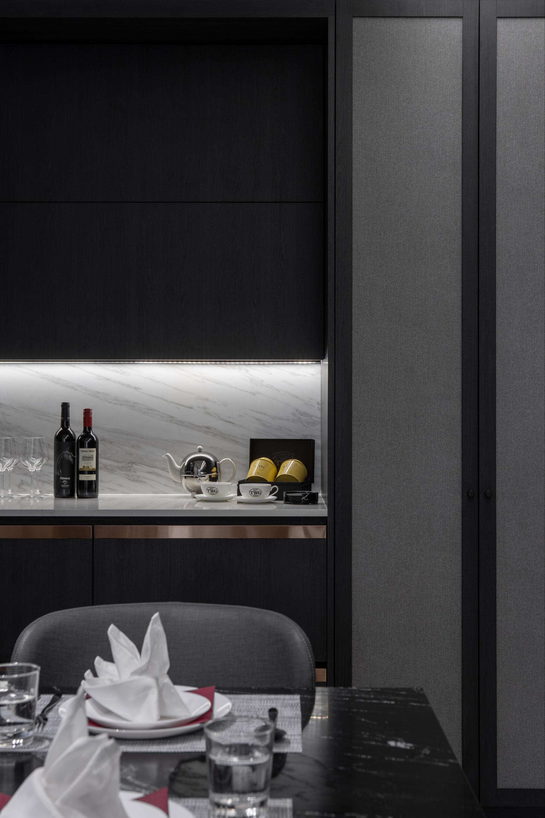 Modern Home Bar with Countertop and Bar Counter