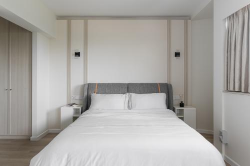 Contemporary Bedroom at Sin Ming Ave