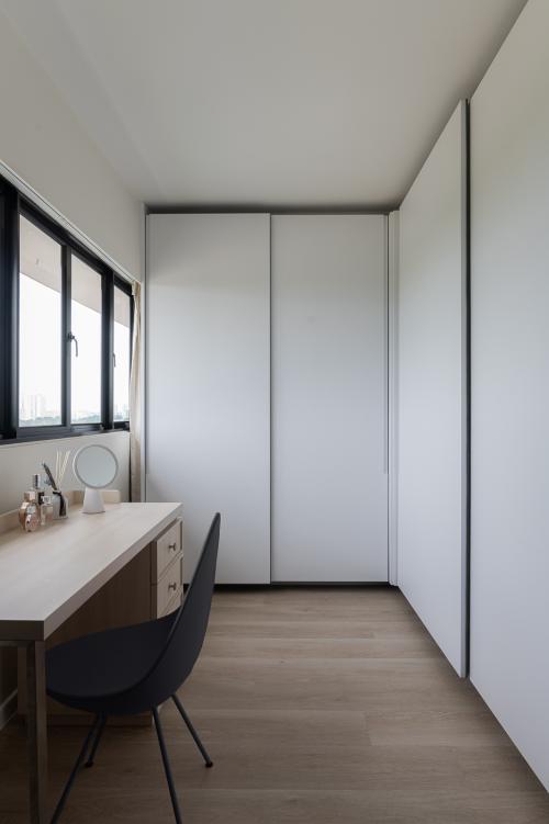 Contemporary Walk-in Wardrobe at Sin Ming Ave