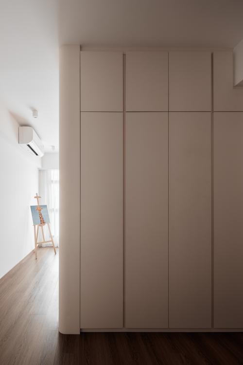Modern Walk-in Wardrobe at Punggol Point Cove