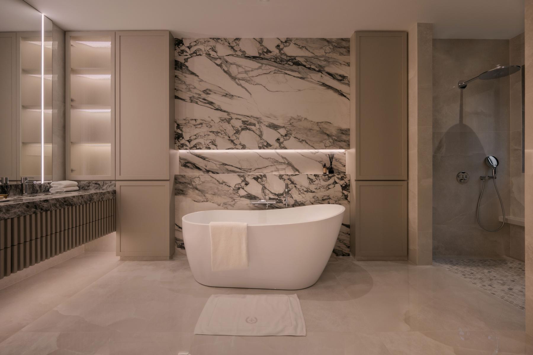 Modern Bathroom with Mirror and Bathtub