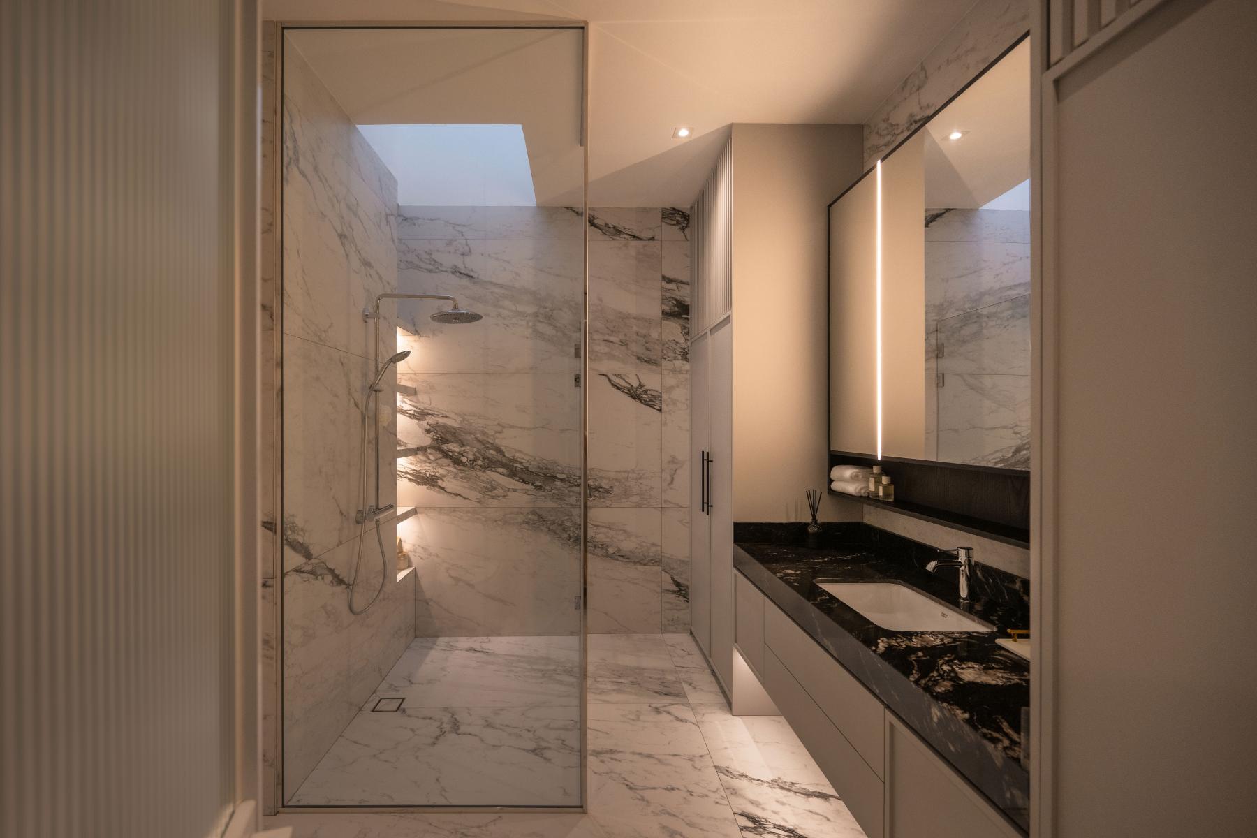 Modern Bathroom with Marble Floor and Mirror