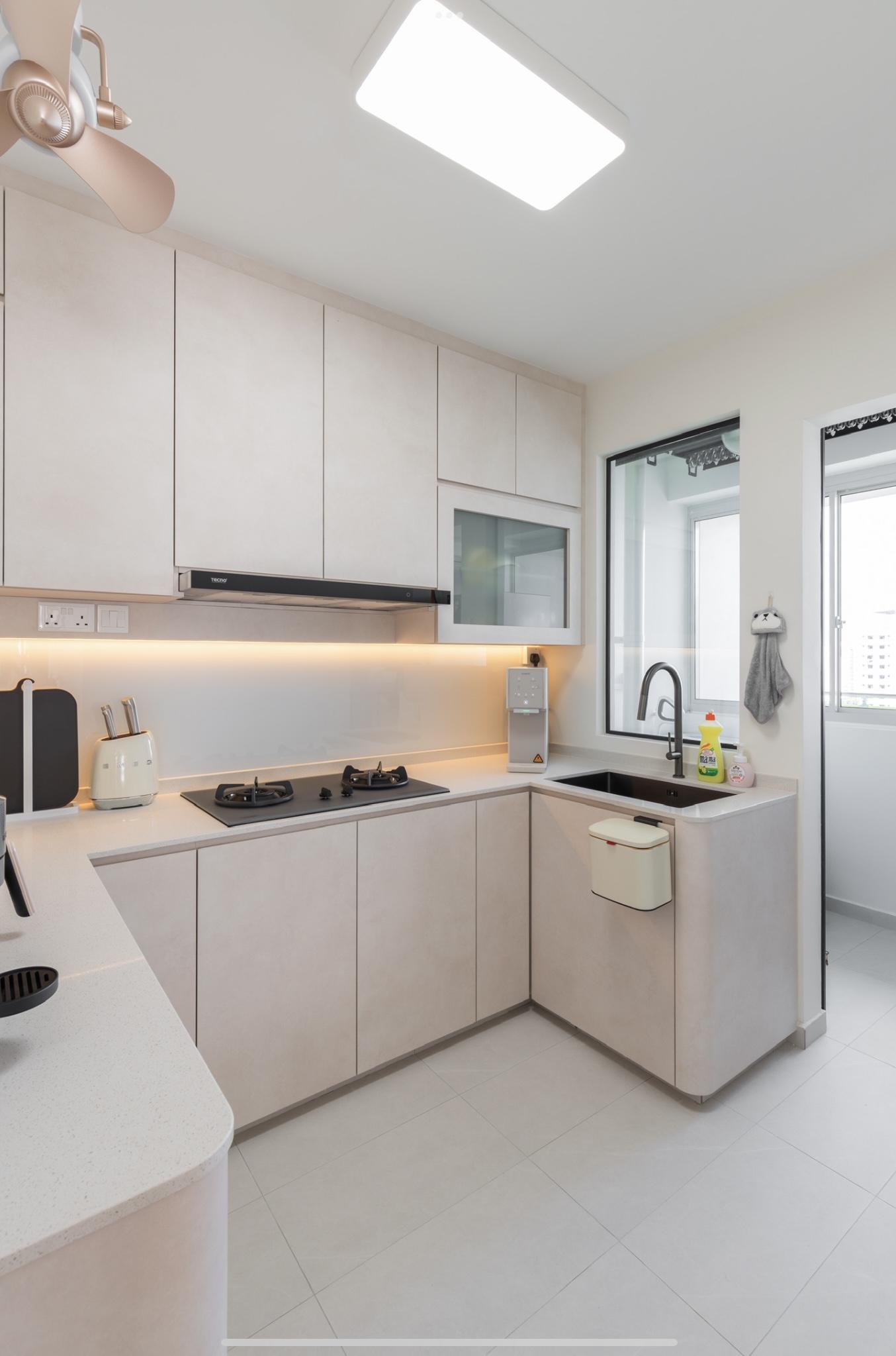 Minimalist Kitchen with Countertop and Homogeneous Tiles