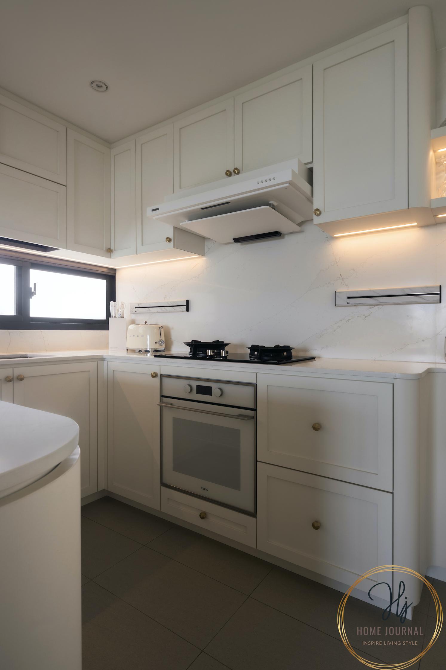 Modern Kitchen with Open Kitchen and Kitchen Backsplash