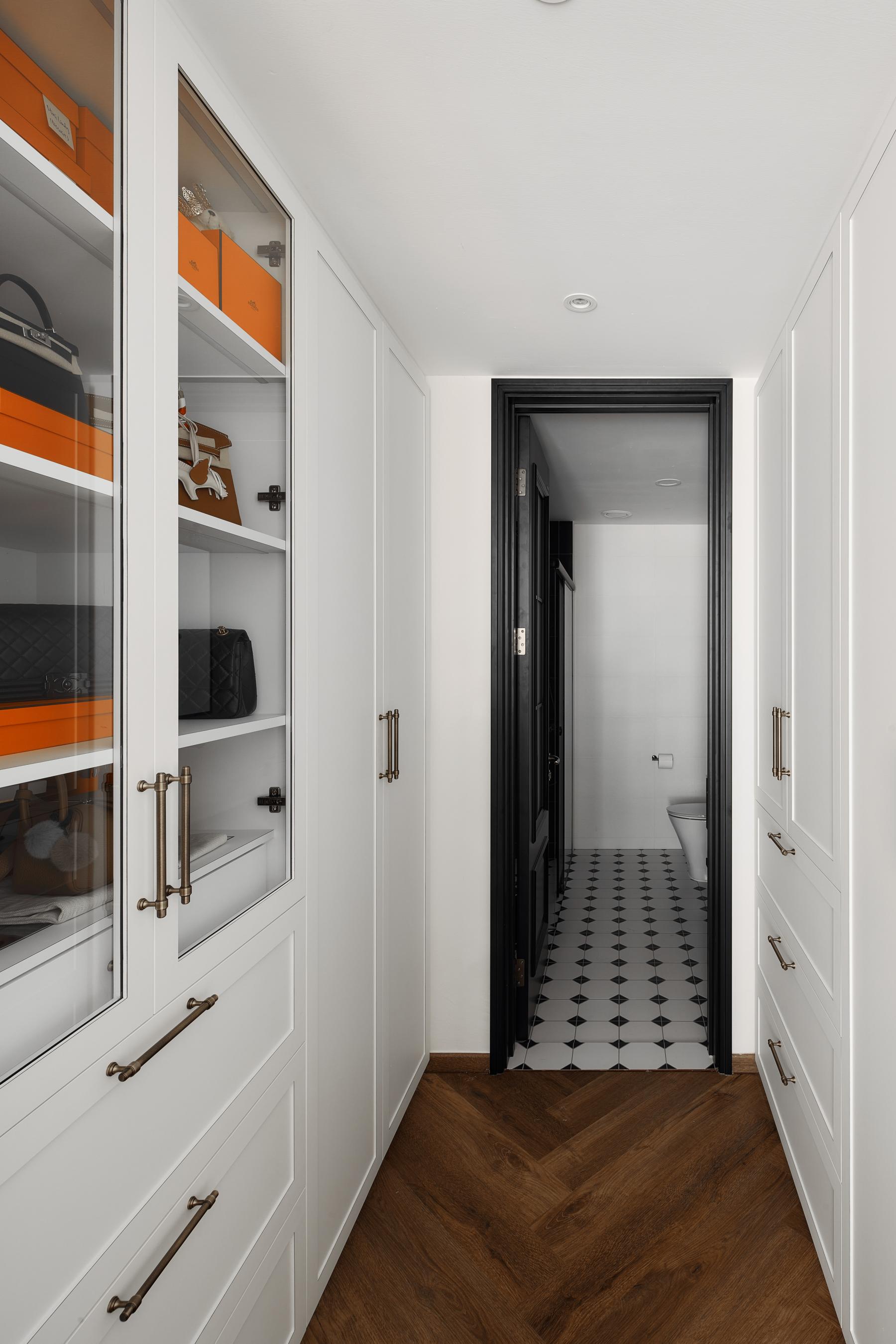 Modern Walk-in Wardrobe with Wardrobe and Small Storage