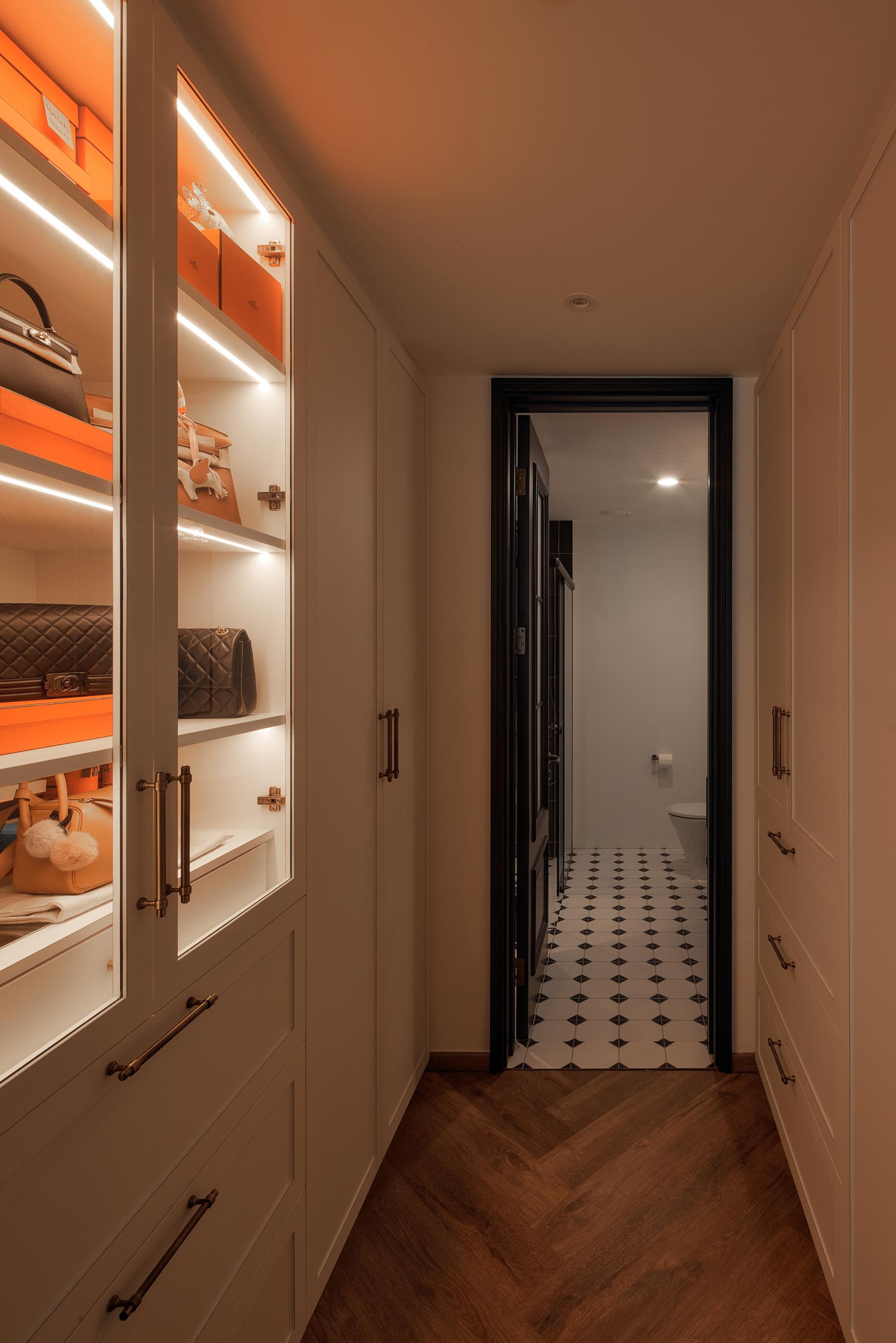 Modern Walk-in Wardrobe with Wardrobe and Small Storage