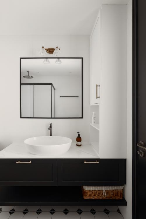 Modern Bathroom at Maple Woods