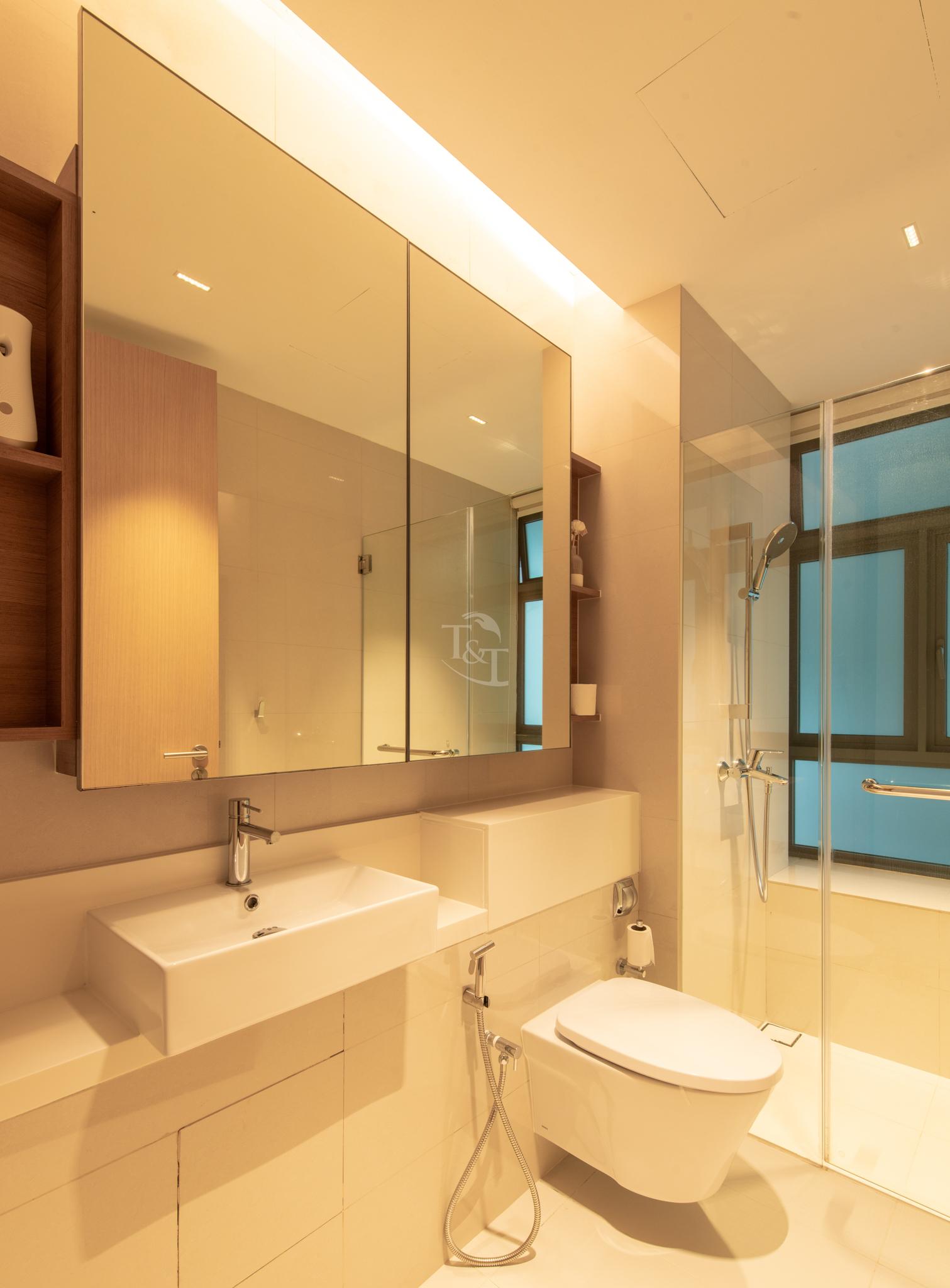 Modern Bathroom with Countertop and Homogeneous Tiles