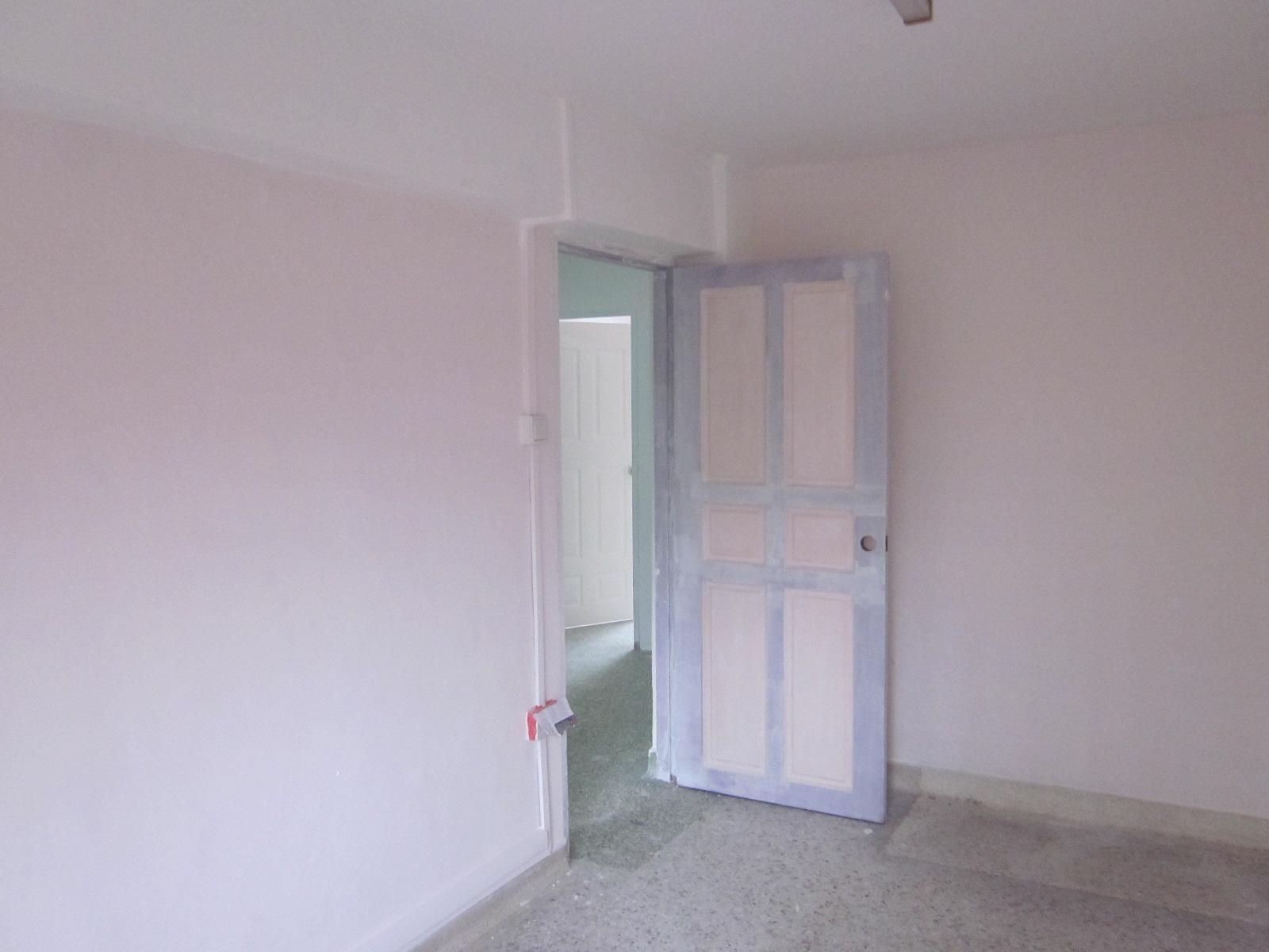 Asian Bedroom with Vinyl Flooring and Homogeneous Tiles