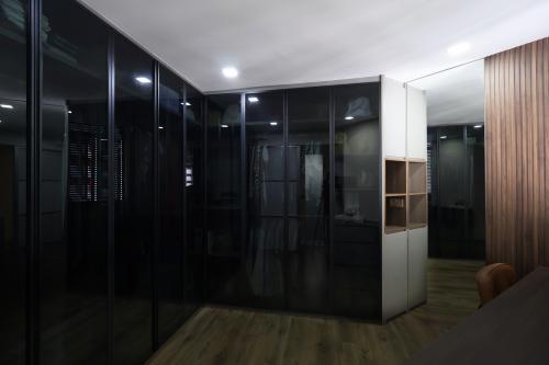 Contemporary Walk-in Wardrobe at Resale EA @ Admiralty