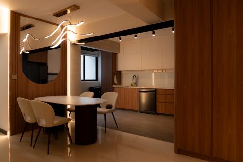Scandinavian Dining Room at 436B Northshore Drive
