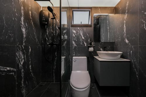 Scandinavian Bathroom at 208B Clementi