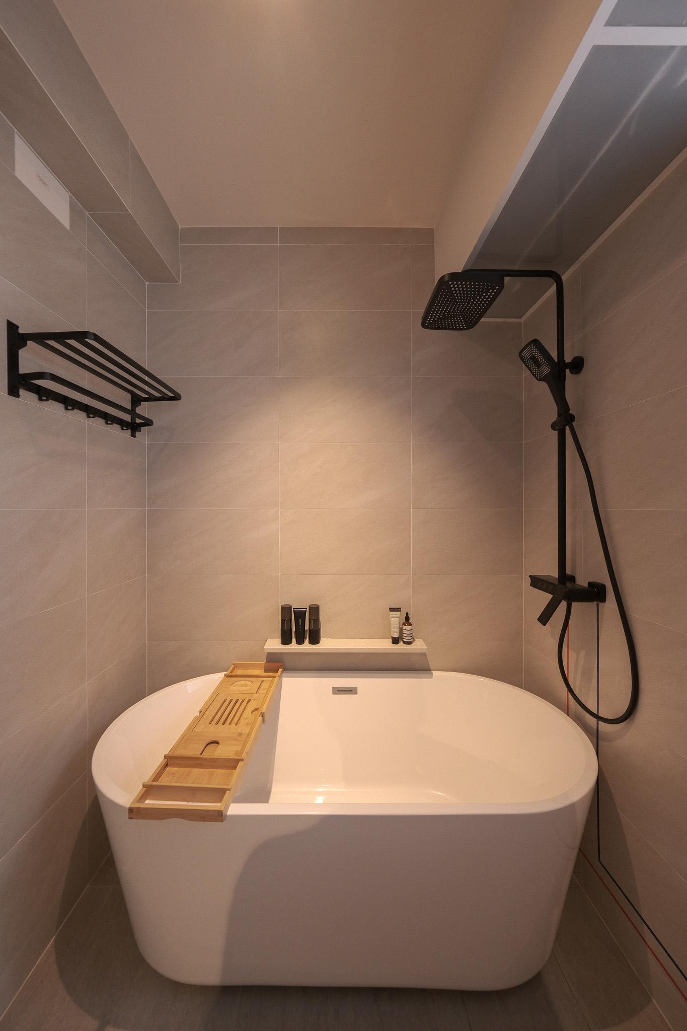 Modern Bathroom with Homogeneous Tiles and Shower Screen