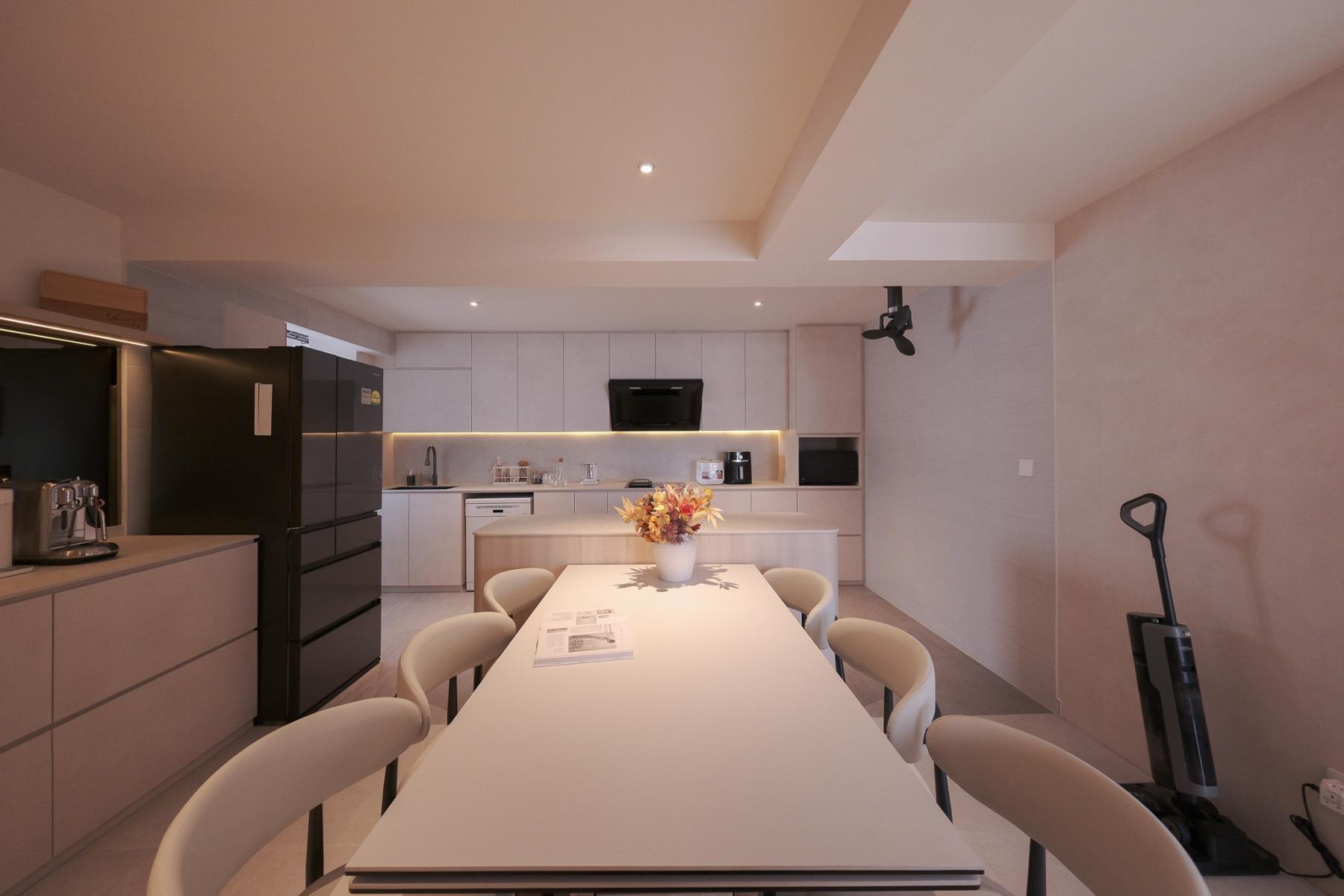 Modern Dining Room with Drop Ceiling and Dining Table
