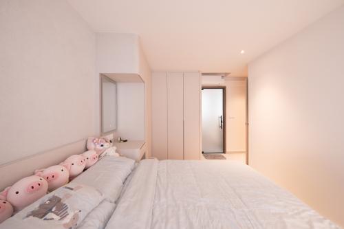 Modern Bedroom at 568C Champions Way