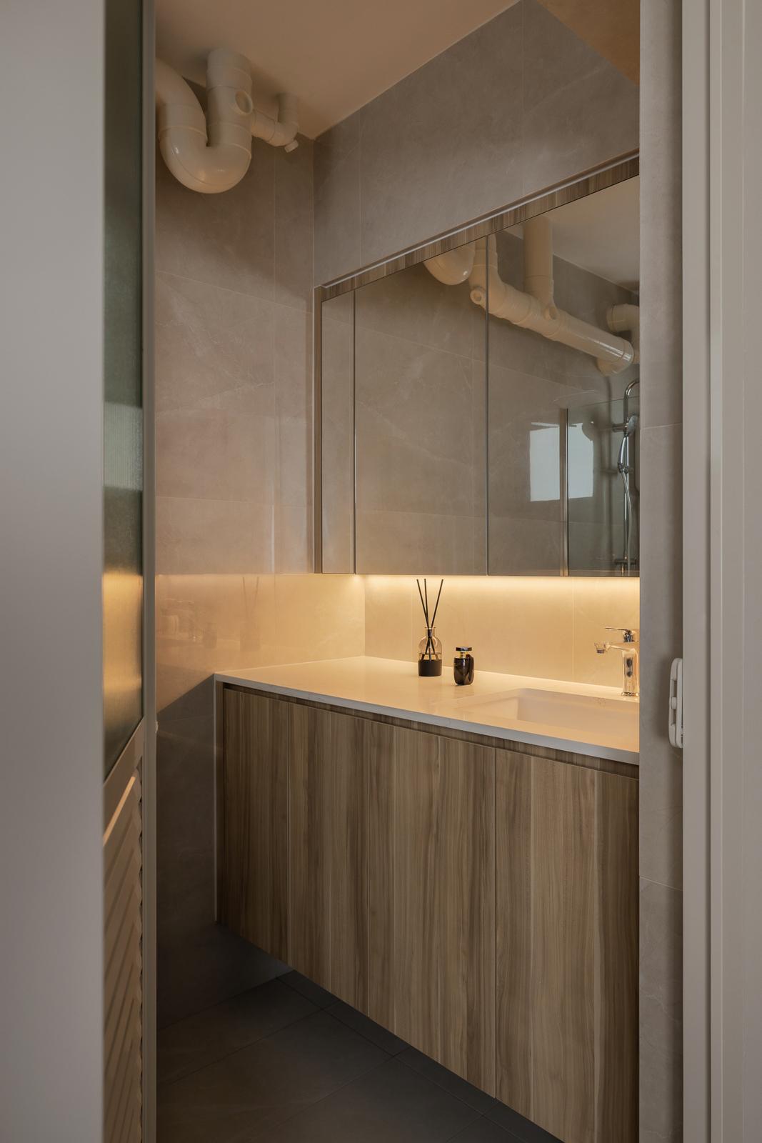 Minimalist Bathroom with Countertop and Homogeneous Tiles