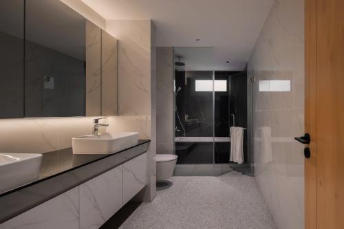 Modern Bathroom at Jalan Menarong