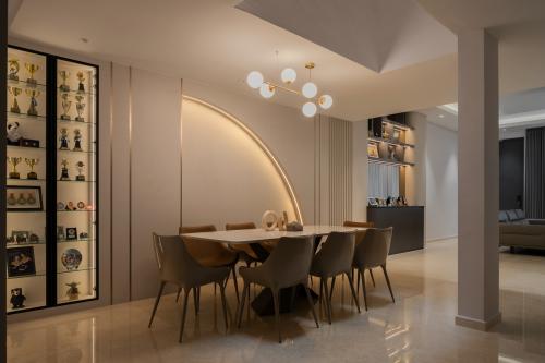 Modern Dining Room at Jalan Menarong