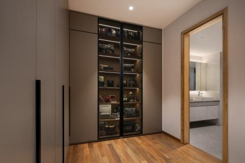 Modern Walk-in Wardrobe at Jalan Menarong