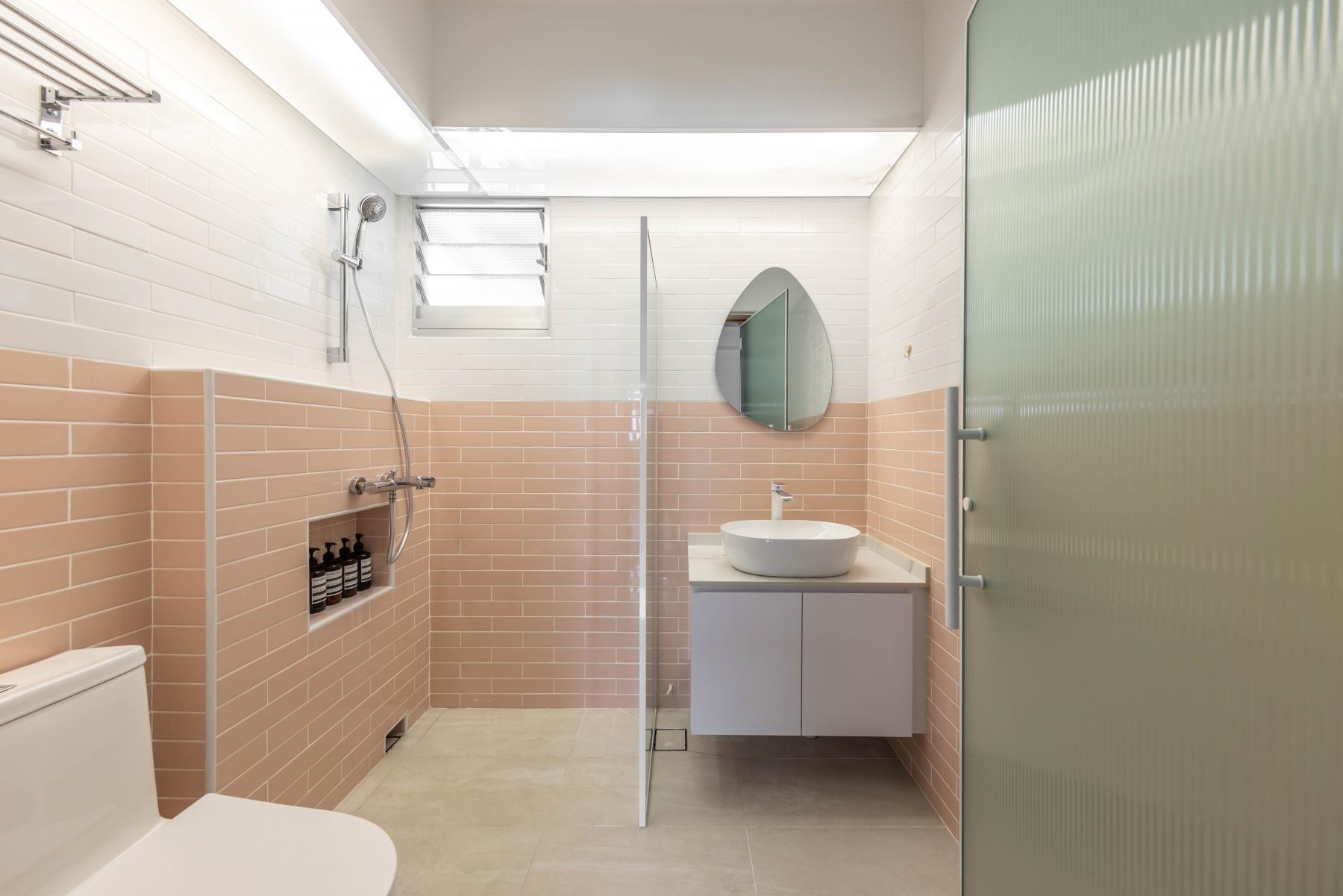 Modern Bathroom with Vinyl Flooring and Homogeneous Tiles