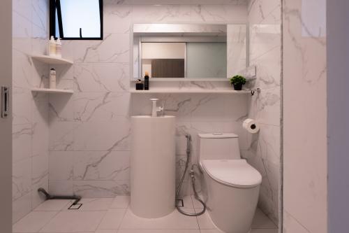 Modern Bathroom at Linear Green