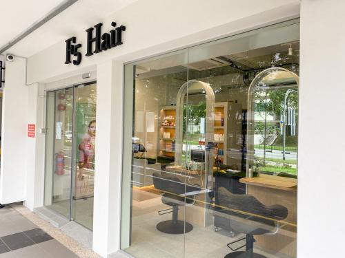 Minimalist Shopfront at Hair Salon @ Clementi Ave 1