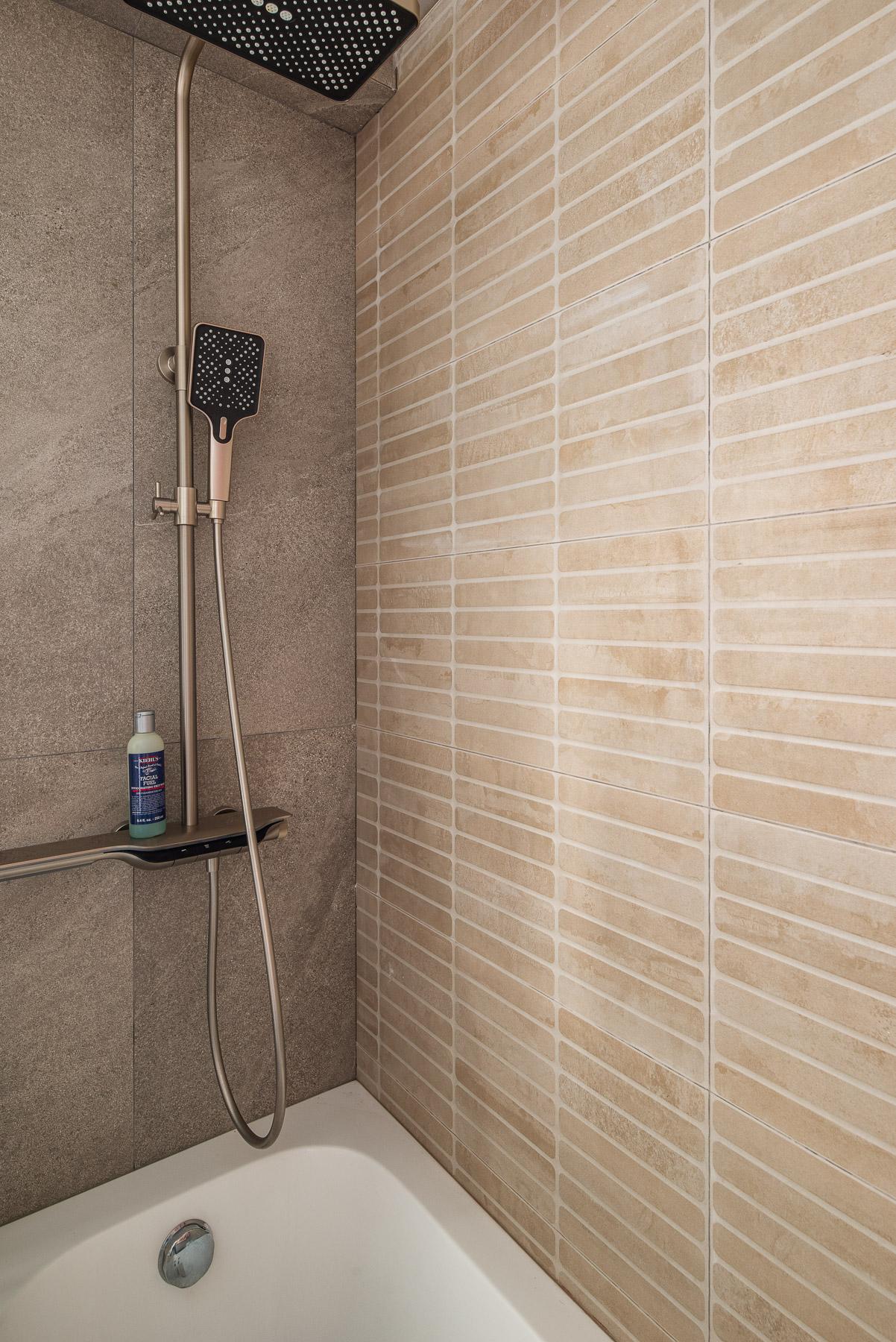 Scandinavian Bathroom with Homogeneous Tiles and Herringbone Tiling