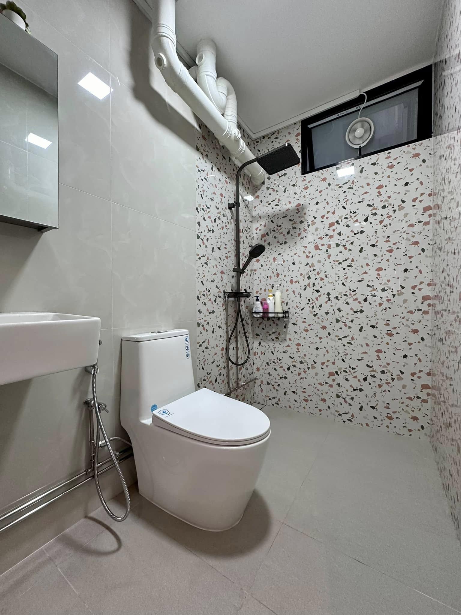 Contemporary Bathroom with Mirror and Rainshower