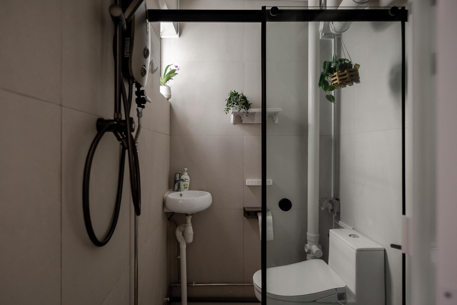 Modern Bathroom with Homogeneous Tiles and Shower Screen