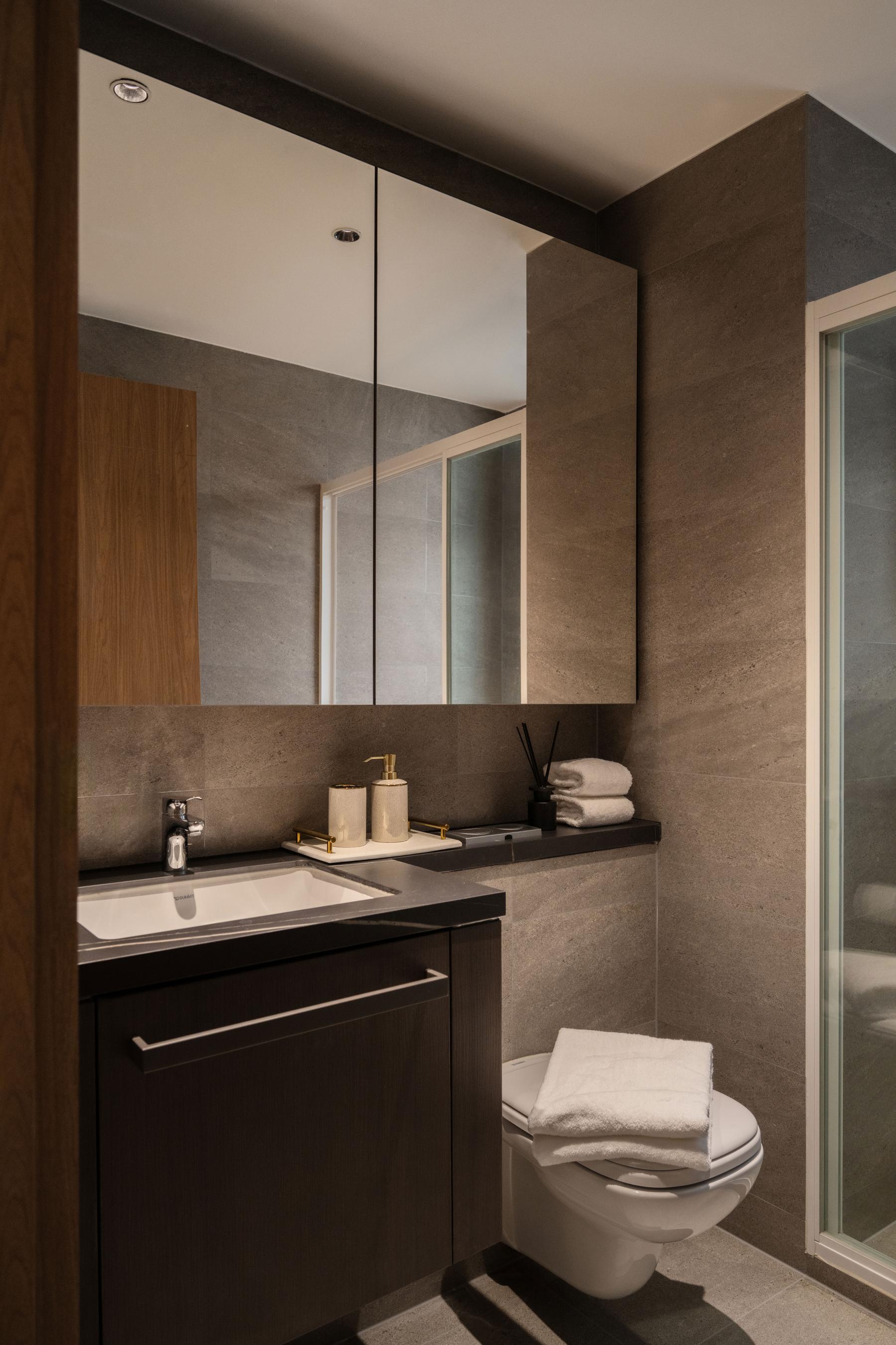 Modern Bathroom with Countertop and Mirror