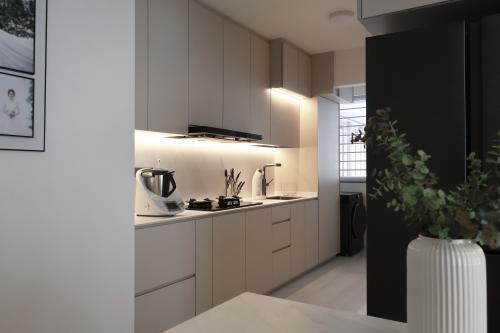 Minimalist Kitchen at Resale 4 room HDB @ Sumang Walk