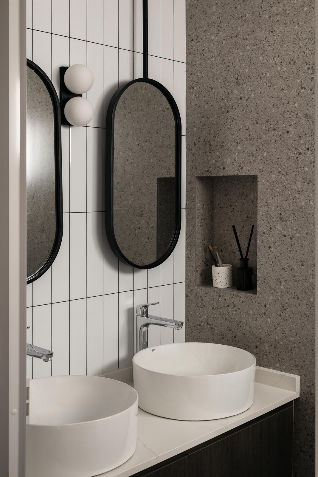 Contemporary Bathroom with Mirror and Bathroom Storage