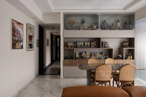 Eclectic Dining Room at Coco Palms