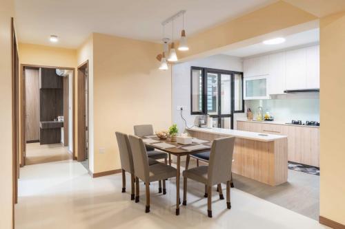 Vintage Dining Room at 567C Champions Way