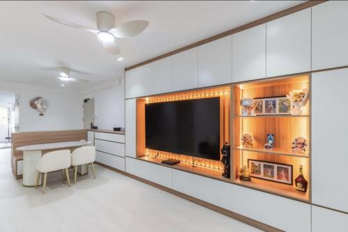 Modern Living Room at 715 Woodlands Dr 70
