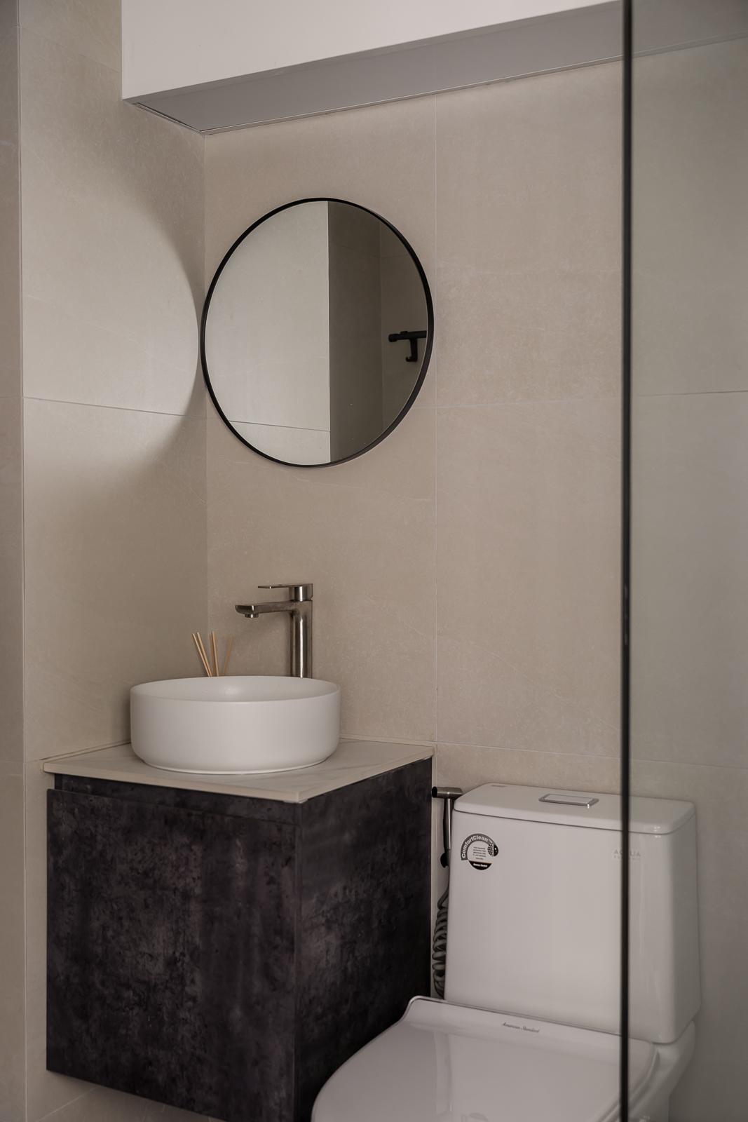 Modern Bathroom with Countertop and Homogeneous Tiles