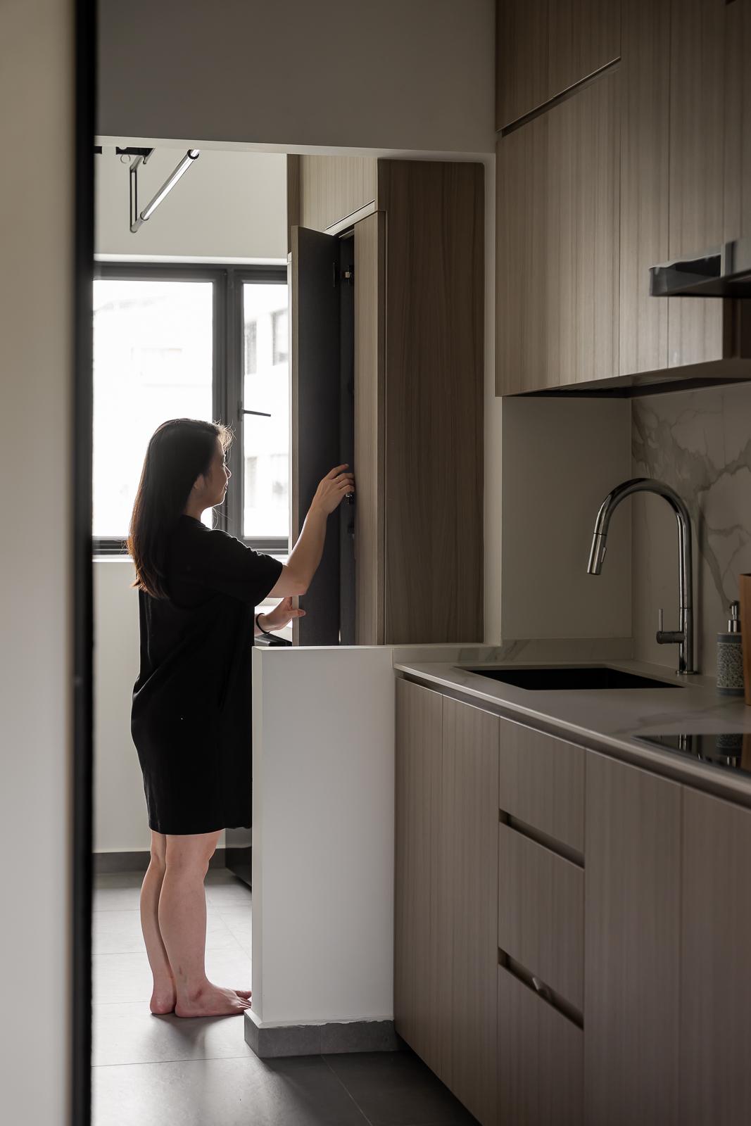 Modern Kitchen with Countertop and Homogeneous Tiles